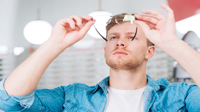 cataract symptoms such as blurry vision and glare